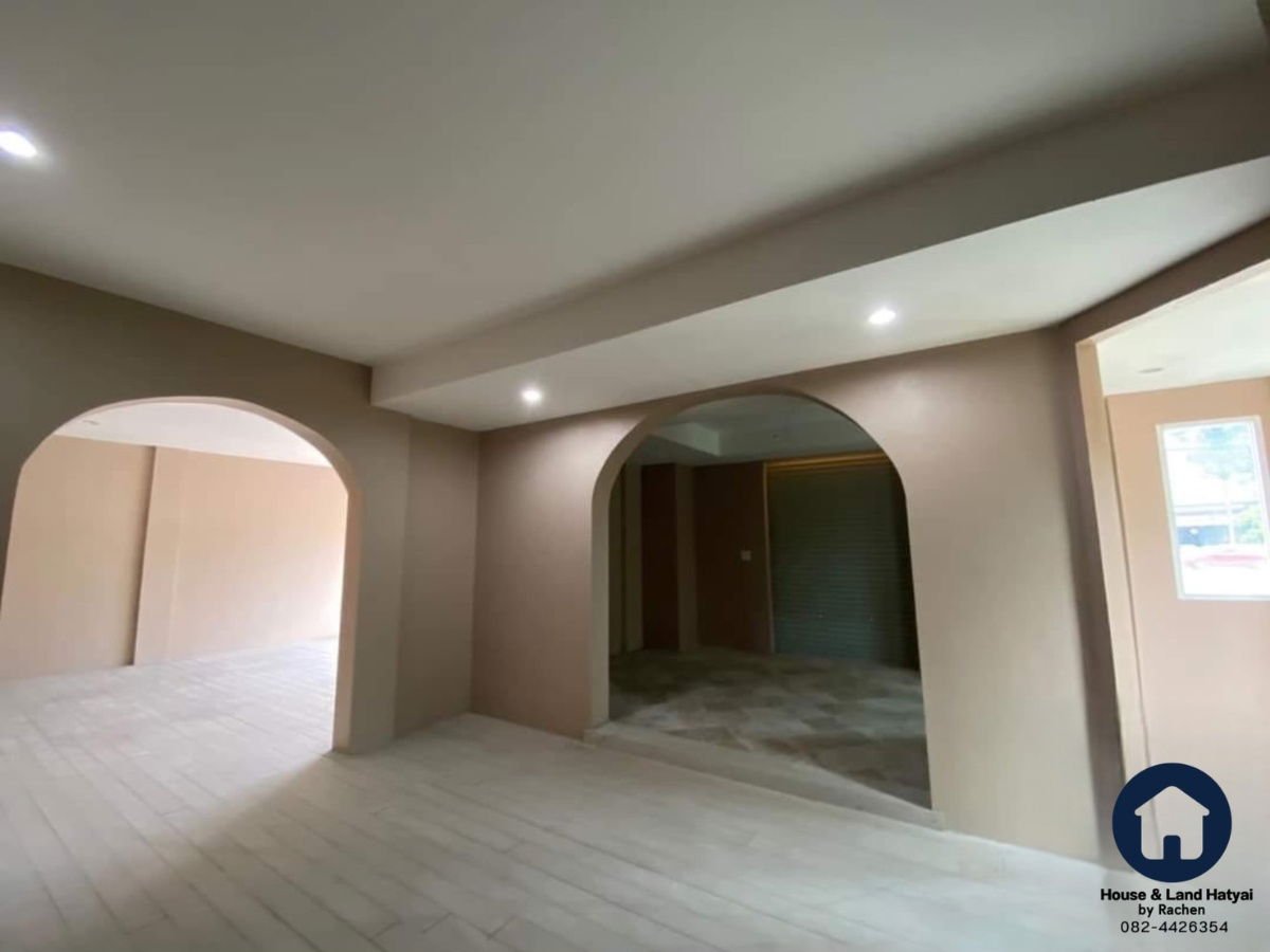 picture For Rent: Two adjoining 3-story shophouses, corner unit, ideal for office use. Located near K&K on Lopburi Rames Road. Rent: 30,000 THB/month - 4/6