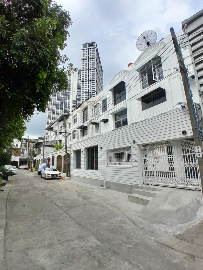 รูป ขายทาวน์เฮ้าส์ ที่ ทาวน์เฮ้าส์ 3 ชั้น พระราม 9 ซอย 11 - รูปที่ 1/5