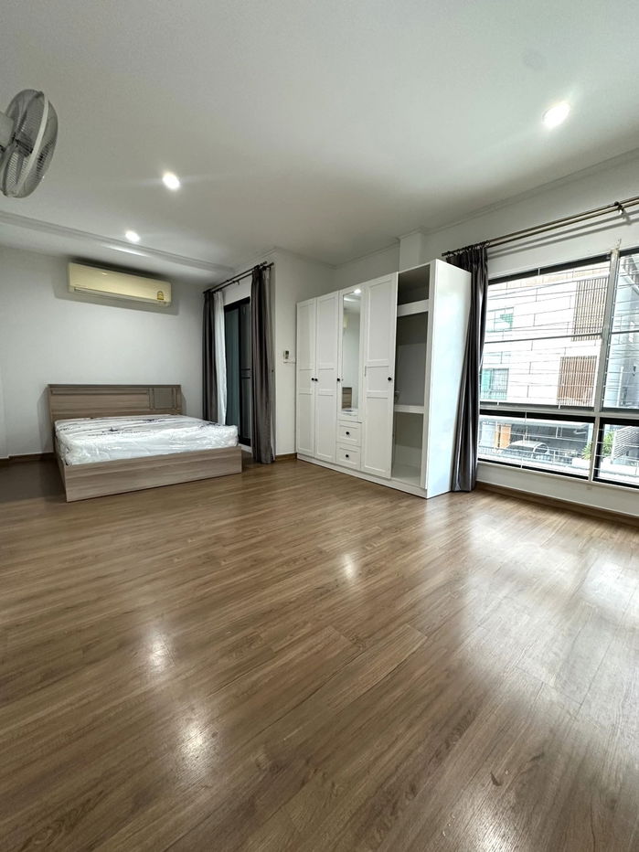 picture For Rent: 3-Storey Detached Corner House at Siri House Ratchada 18 ðClose to MRT Huai Khwang - 12/21