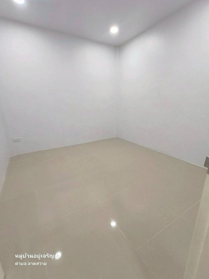 รูป ทาวน์เฮาส์ 2 ชั้น รีโนเวทใหม่เอี่ยม พร้อมอยู่ ทำเลทองลำลูกกาคลอง 4! มีห้องนอนชั้นล่าง! - รูปที่ 8/17