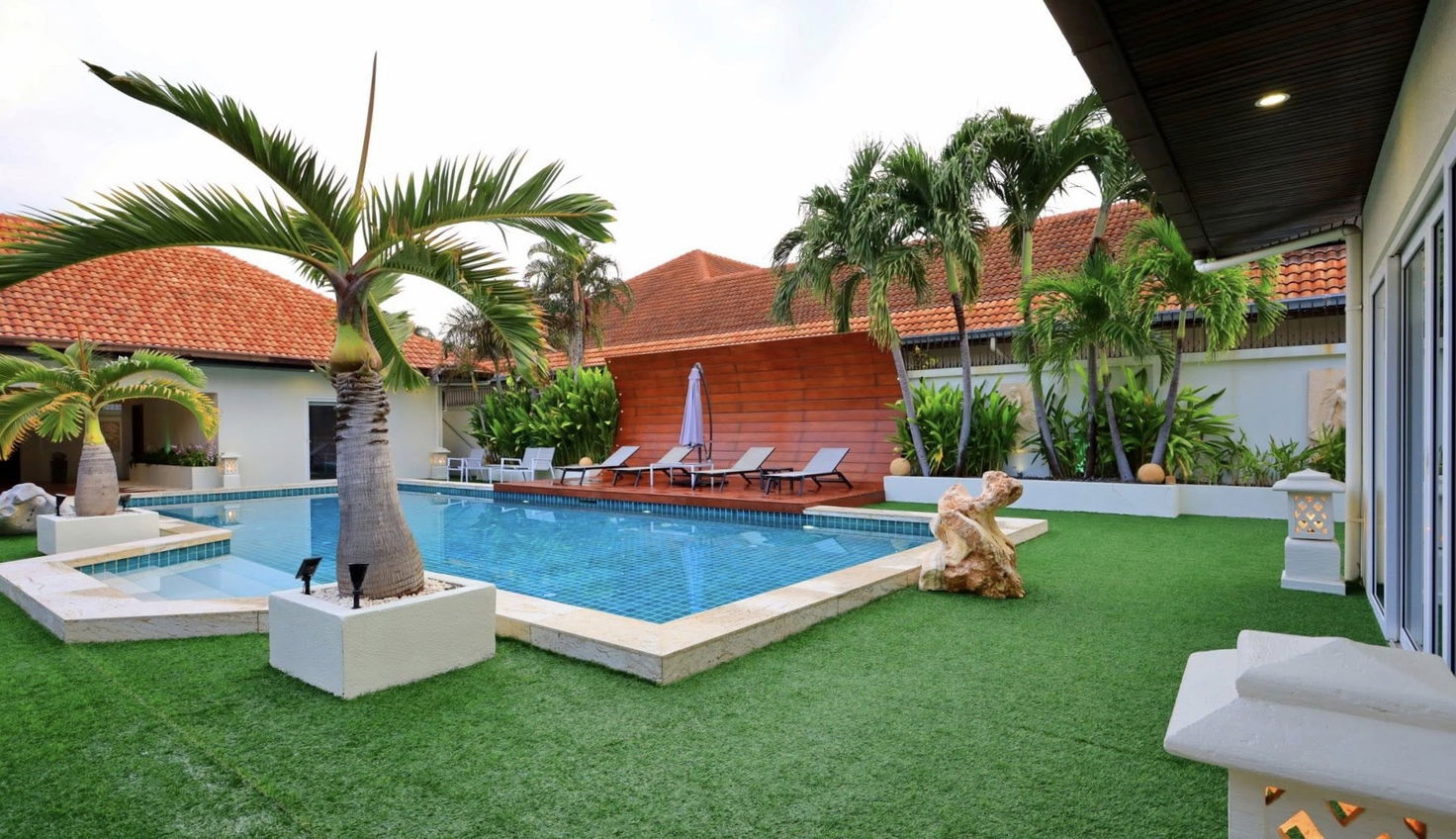 รูป ให้เช่าวิลล่าหรูขนาดใหญ่ 6 ห้องนอน พร้อมสระว่ายน้ำส่วนตัว – ชายหาดจอมเทียนทำเลดีเยี่ยม - รูปที่ 3/21