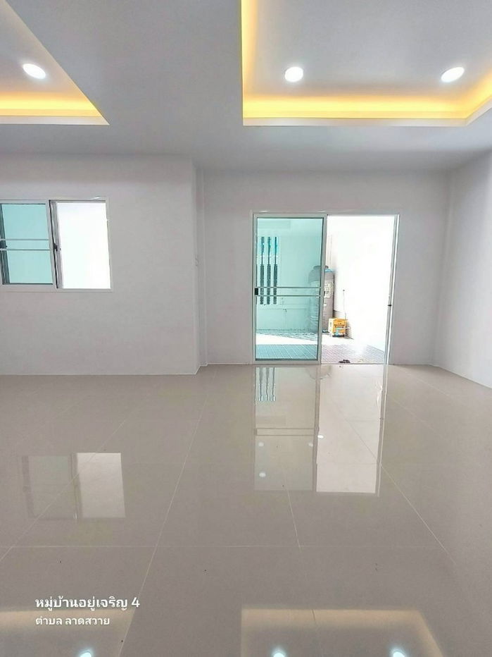 รูป ทาวน์เฮาส์ 2 ชั้น รีโนเวทใหม่เอี่ยม พร้อมอยู่ ทำเลทองลำลูกกาคลอง 4! มีห้องนอนชั้นล่าง! - รูปที่ 6/17