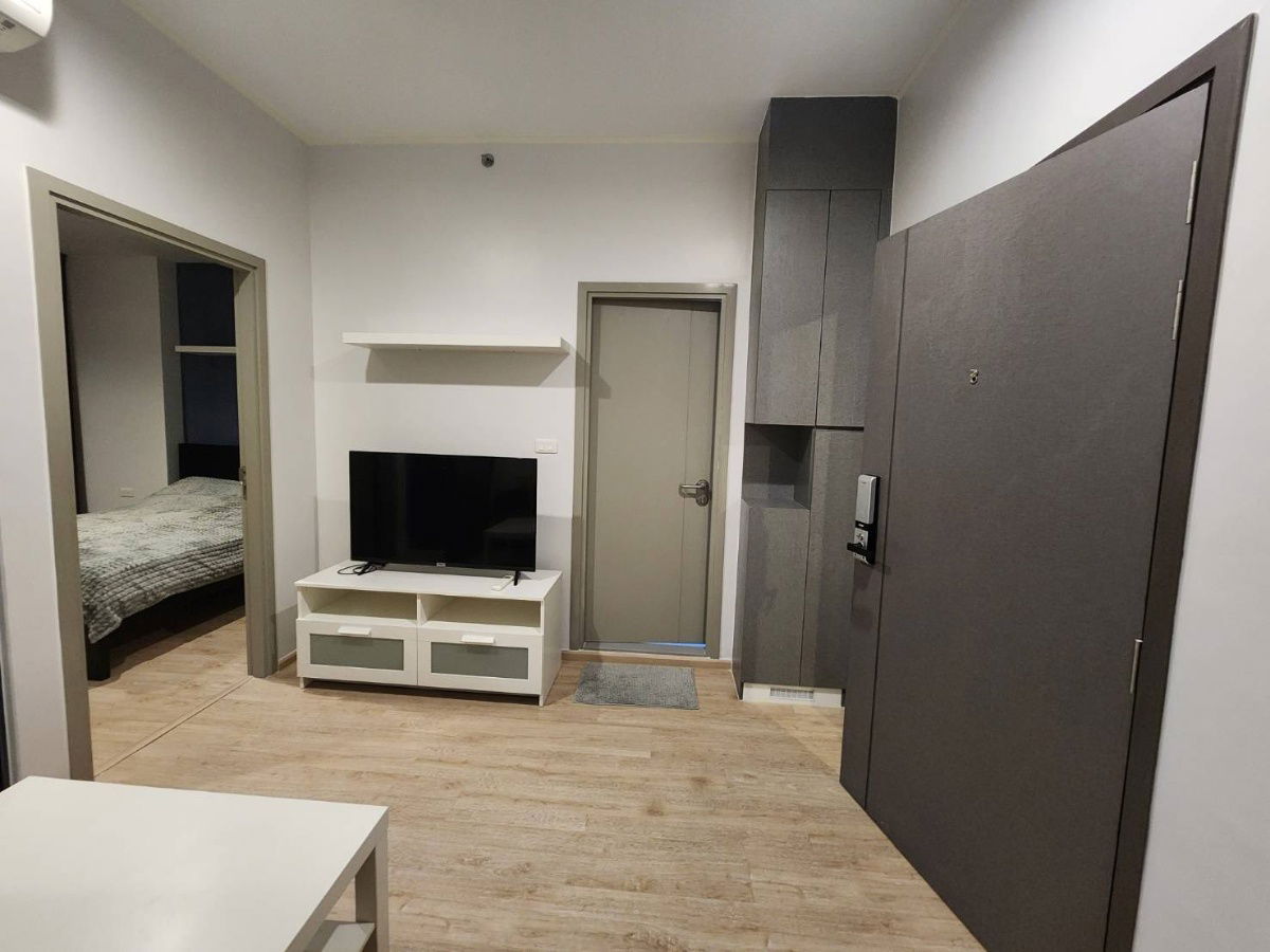 picture 14,000 Baht, 1-bedroom, 1-bathroom partitioned room at IDEO NEW RAMA9, 31 sqm, 10th floor, pool view. Includes washing machine. Call 0945603437 - 2/13