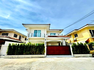 บ้านเดี่ยว พิพิธภัณฑ์ยางพารา  : พูลวิลล่า 4 ห้องนอนในพัทยาเหนือ