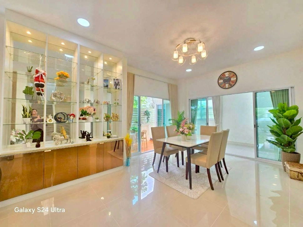 รูป ขายบ้านเดี่ยว 2 ชั้น หลังมุม ถนนหทัยราษฎร์ | หมู่บ้านวิลล่าจามจุรี รามอินทรา–หทัยราษฎร์ | หลังบ้านไม่ชนใคร พร้อมเฟอร์นิเจอร์ ใกล้สวนส่วนกลาง - รูปที่ 8/20