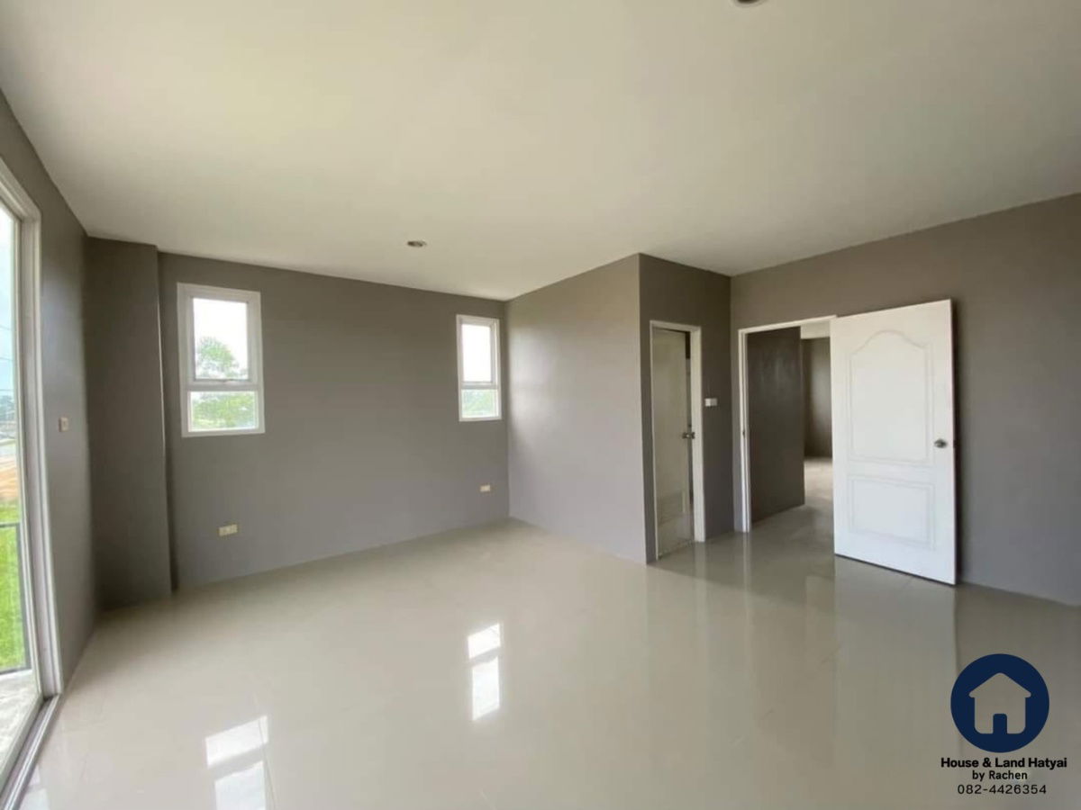 picture For Rent: Two adjoining 3-story shophouses, corner unit, ideal for office use. Located near K&K on Lopburi Rames Road. Rent: 30,000 THB/month - 3/6