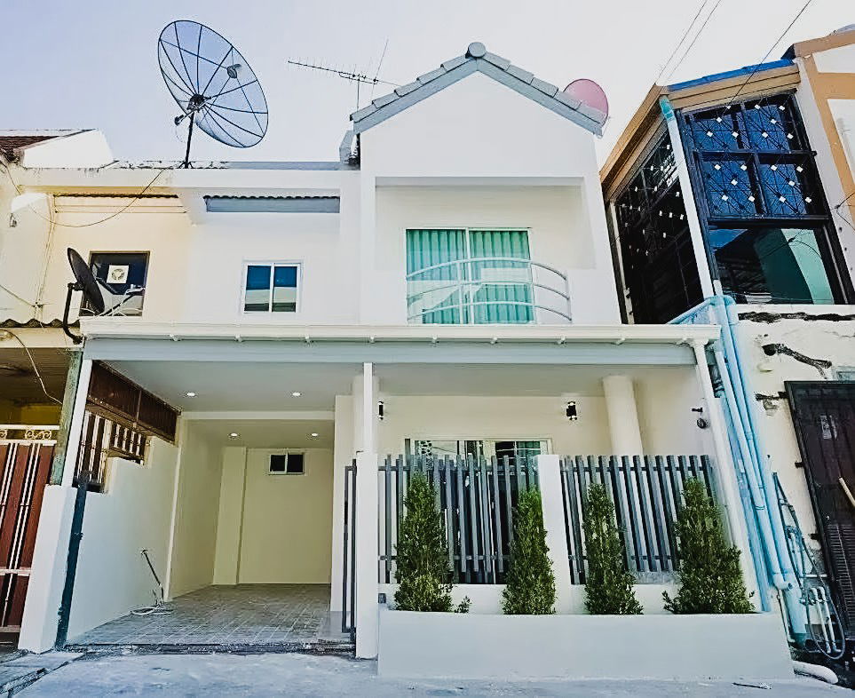 รูป ขายทาวน์เฮ้าส์ 2 ชั้น สไตล์โมเดิร์น ที่เทพประสิทธิ์ - รูปที่ 1/19