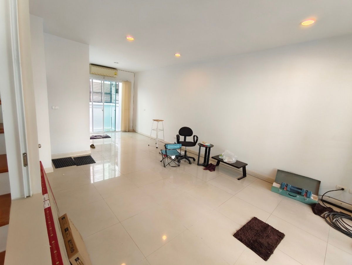 รูป ทาวน์โฮม บ้านกลางเมือง S-SENSE ศรีนครินทร์ ใกล้ซีคอน และ BTS สายสีเหลือง ถูกสุดในโครงการ (รีโนเวทใหม่) - รูปที่ 2/17