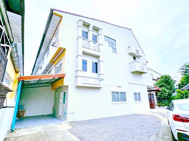 รูป เสรีไทย 77-85 หลังสุดท้าย MRT ราษฎร์พัฒนา ให้เช่าทาวน์โฮม 3 ชั้น 49 ตร.วา.200 ตร.ม.นิคมบางชัน 1.1 กม สวนสยาม100ม. พร้อมเฟอร์ฯ 3 นอน 3 น้ำ - รูปที่ 2/8