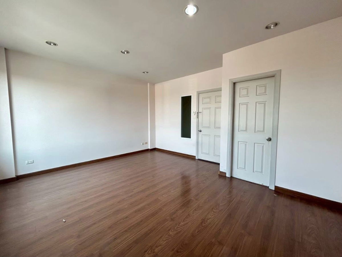 รูป 📢📢 ให้เช่าอาคารพาณิชย์ ติดถนนสตรีวิทยา 2 – ทำเลค้า-ขาย/ออฟฟิศดีเยี่ยม 5 ห้องนอน 4 ห้องน้ำ อยู่สี่แยกโรงไม้ - รูปที่ 9/9