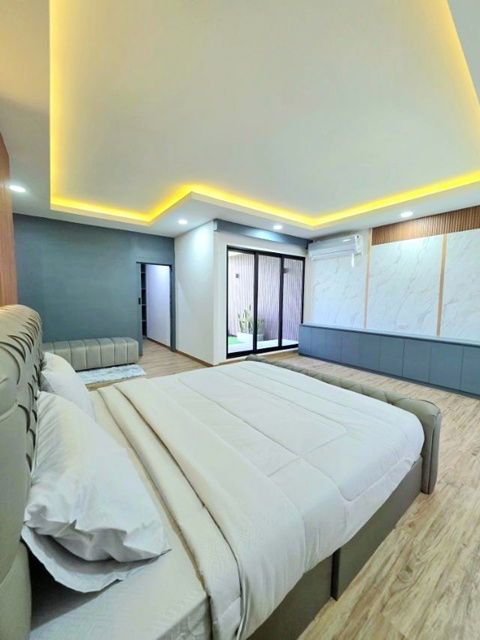 รูป สุขุมวิทพัทยา9-19 หาดกระทิงลาย สุกี้ตี๋น้อย บางละมุง 50ม. ให้เช่าบ้านสไตล์โมเดิร์น Luxury ตกแต่งครบ จัดเต็มเฟอร์ฯ 3นอน 4 น้ำ 113 ตร.วา. - รูปที่ 4/8