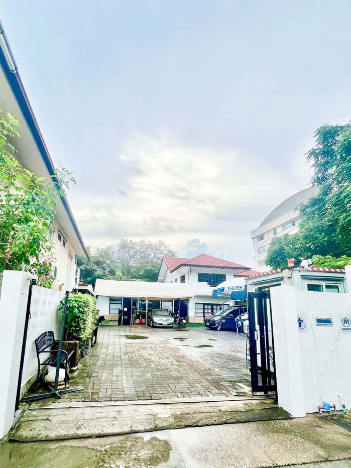 picture Two-Story Home Office Phahonyothin 30 for Rent, 4 beds 2 baths Area 218 Sqw 280 Sqm Good location Near Ratchayothin Ratchada Sena Nikhom : KT25R-023 - 2/2