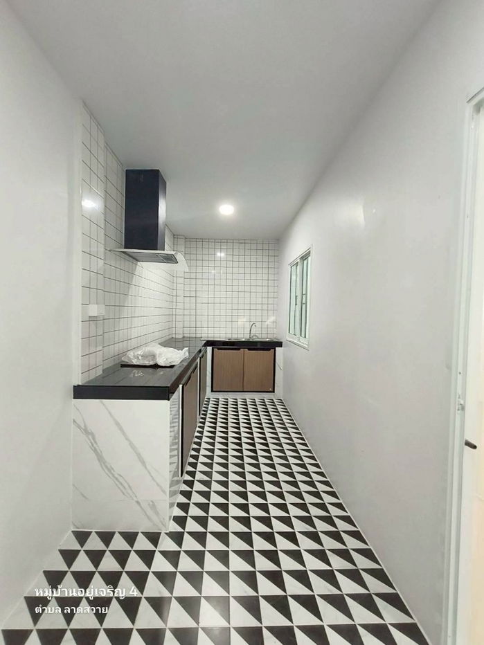 รูป ทาวน์เฮาส์ 2 ชั้น รีโนเวทใหม่เอี่ยม พร้อมอยู่ ทำเลทองลำลูกกาคลอง 4! มีห้องนอนชั้นล่าง! - รูปที่ 7/17