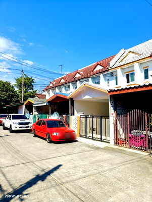 ทาวน์โฮม เขตหนองจอก : บ้านทาวน์เฮาส์ 2  ชั้น
หมู่บ้าน ดีดี เฮ้าส์ ถนนอยู่วิทยา5   
รีโนเวทใหม่พร้อมเข้าอยู่ 