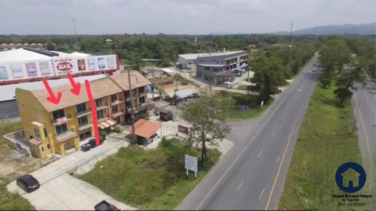 picture For Rent: Two adjoining 3-story shophouses, corner unit, ideal for office use. Located near K&K on Lopburi Rames Road. Rent: 30,000 THB/month - 6/6