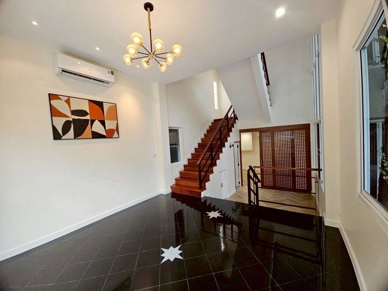 รูป ขายบ้าน ที่ บ้านเดี่ยว 3 ชั้น รีโนเวทใหม่ทั้งหลัง - รูปที่ 2/5