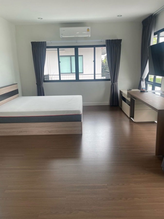 picture For rent Setthasiri Pattanakarn , 4 bedrooms big garden, Pet friendly - 9/18
