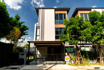 เช่าทาวน์โฮม ถนนรามอินทรา : 🏡 ขายและปล่อยเช่า บ้านแฝดสุดหรู – บ้านกลางเมือง ดิ อิดิชั่น ศรีนครินทร์–สวนหลวง 2 ห้องนอน 4 ห้องน้ำ