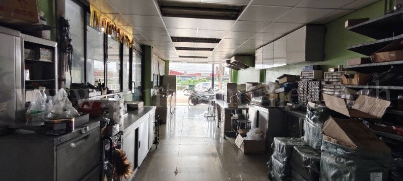 รูป อาคารพาณิชย์ 3 ชั้นครึ่ง 3 คูหา ติดถนนเพชรเกษม ทำเลดี ราคาถูก - รูปที่ 10/17