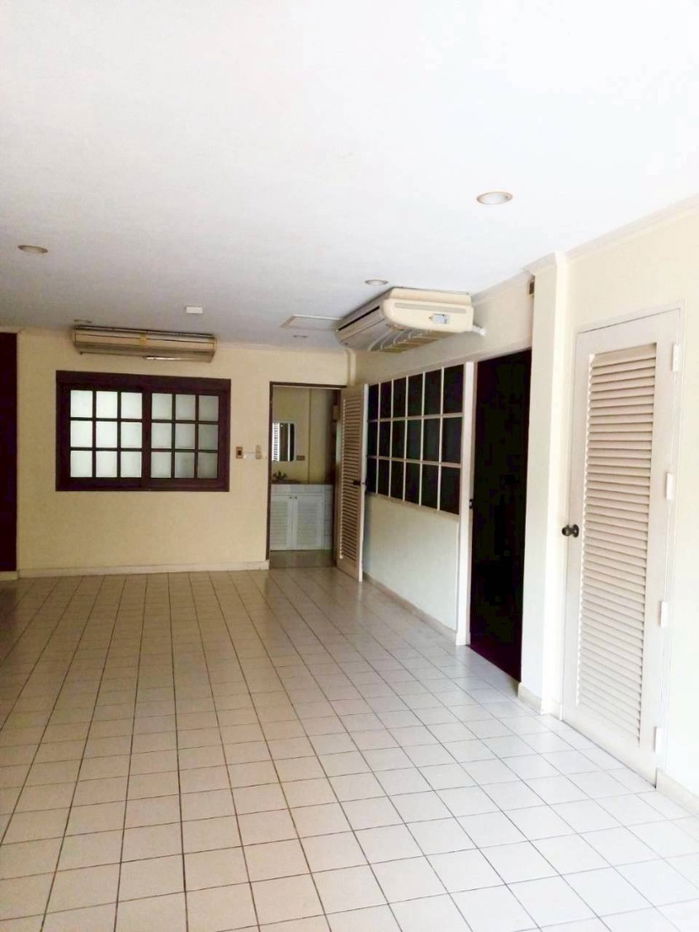 รูป ขายบ้านเดี่ยวสองชั้นสไตล์คลาสสิก เนื้อที่ 250 ตรม.ในบรรยากาศธรรมชาติร่มรื่น ราคา 37,500,000 บาท (150,000 บาทต่อตารางวา) - รูปที่ 11/17