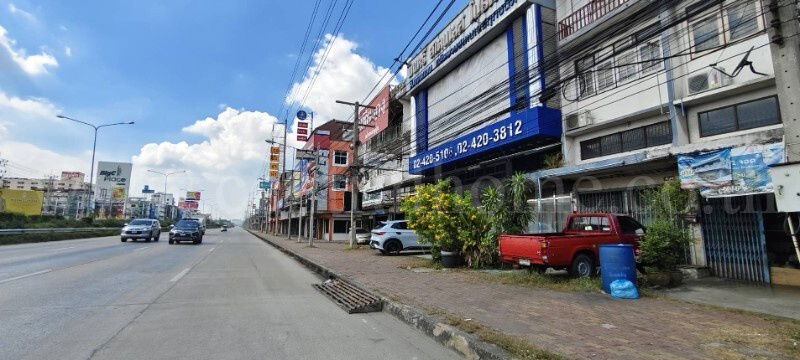 รูป อาคารพาณิชย์ 3 ชั้นครึ่ง 3 คูหา ติดถนนเพชรเกษม ทำเลดี ราคาถูก - รูปที่ 2/17