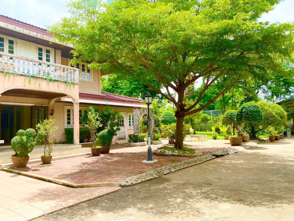 รูป ขายบ้านเดี่ยวสองชั้นสไตล์คลาสสิก เนื้อที่ 250 ตรม.ในบรรยากาศธรรมชาติร่มรื่น ราคา 37,500,000 บาท (150,000 บาทต่อตารางวา) - รูปที่ 4/17