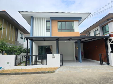 บ้านแฝด ตกแต่งรีโนเวทใหม่ ทำเลดี กว้างขวาง พร้อมเฟอร์ฯสวยๆ หมู่บ้าน พร้อมพัฒน์ไพร์ม ซ.25 ถนนปัญญาเนเชอรัลปาร์ค ปัญญาอินทรา คลองสามวา