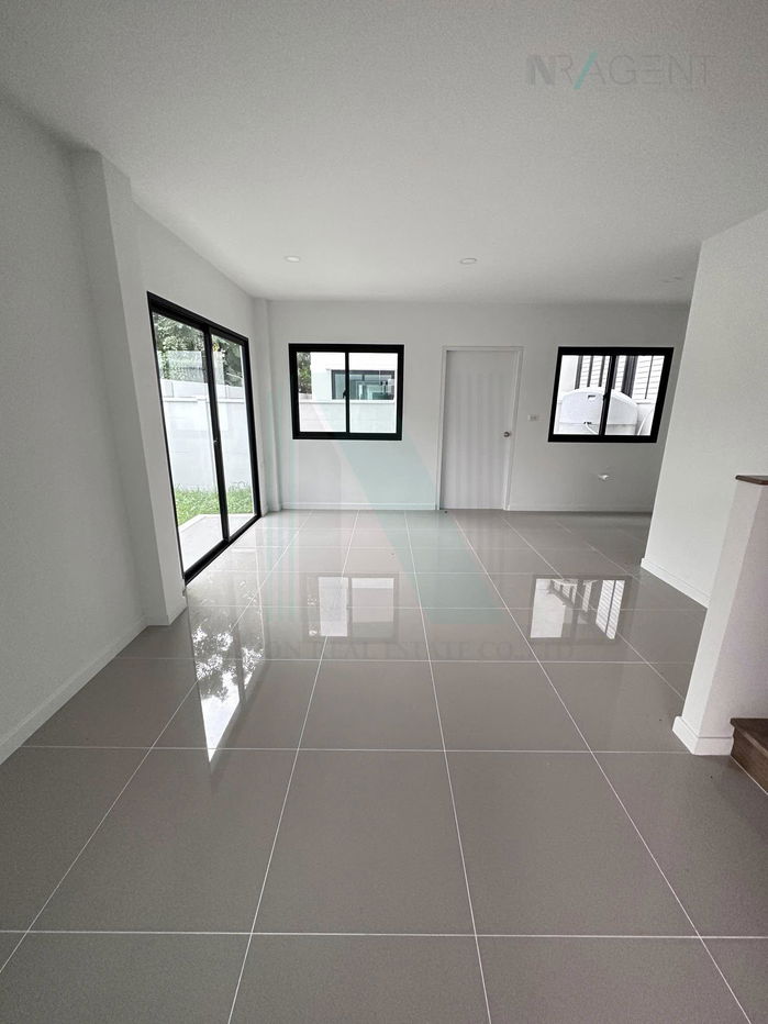 รูป ให้เช่าทาวน์เฮาส์ 3 ชั้น บ้านลุมพินี ทาวน์เพลส สุขุมวิท-ศรีนครินทร์ 3 ห้องนอน 3 ห้องน้ำ - รูปที่ 2/8