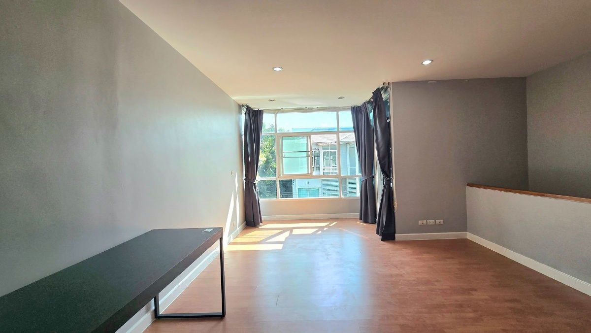 รูป ให้เช่า บ้านหลังมุม* ทาวน์โฮม 3 ชั้น ใกล้พัฒนาการ - รูปที่ 2/8