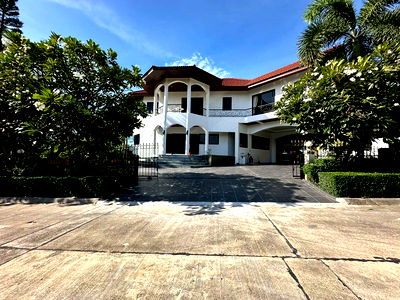 บ้านเดี่ยว หนองปรือ ชลบุรี : ขายพูลวิลล่าพัทยา เนื้อที่ขนาดใหญ่ 5 ห้องนอน ใกล้โรงเรียนนานาชาติธารา 