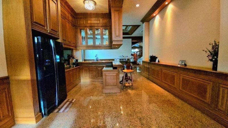 รูป ขายคฤหาสหรู ในเมืองศรีราชา ตกแต่งเฟอร์นิเจอร์ด้วยไม้สัก และ ไม้มะค่าทั้งหลัง - รูปที่ 8/20