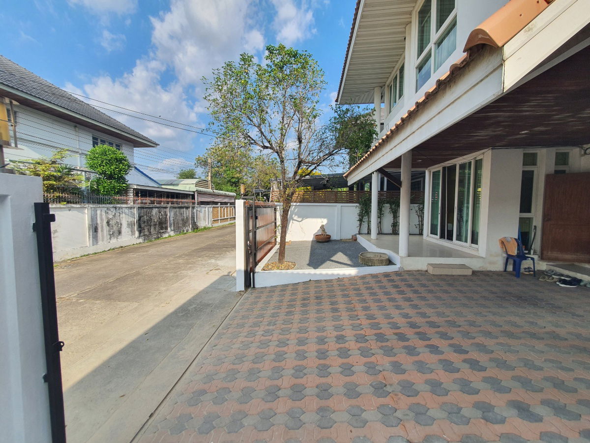 picture 2-Storey Detached House, 79.65 sq.w., Salathammasop 3, Taling Chan – Bangkok with nearly 400 sq.m. of living space. canal-side atmosphere - 9/40