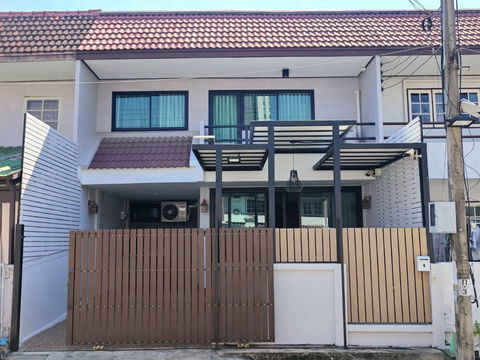 [Rent] 2-story townhouse, luxuriously decorated, ready to move in, Phra Khanong / Ekkamai area.