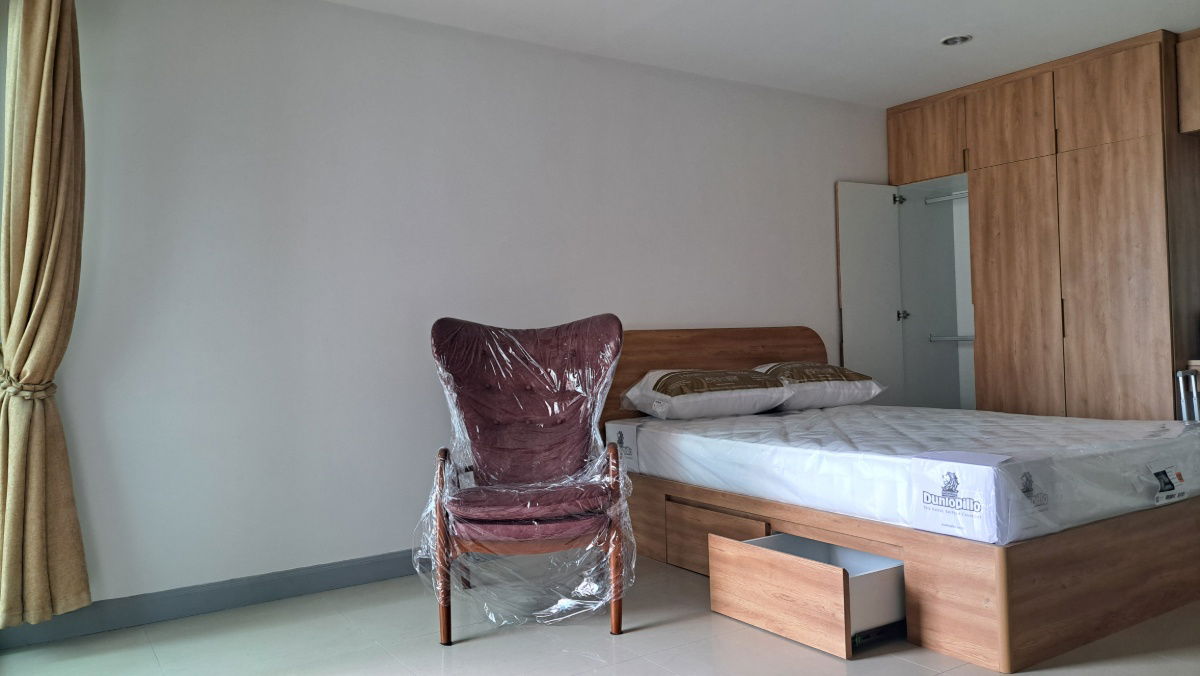 รูป ขายคอนโดใกล้ BTS สายหยุด รีเจ้นท์โฮม 8 ชั้น 6 ห้องมุม โปร่ง ปรับปรุงใหม่หมด บิ้วอินเตียง ตู้เสื้อผ้า soft close - รูปที่ 2/15