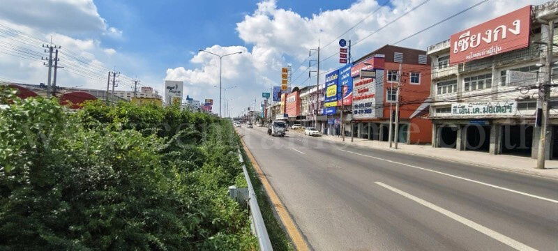 รูป อาคารพาณิชย์ 3 ชั้นครึ่ง 3 คูหา ติดถนนเพชรเกษม ทำเลดี ราคาถูก - รูปที่ 3/17