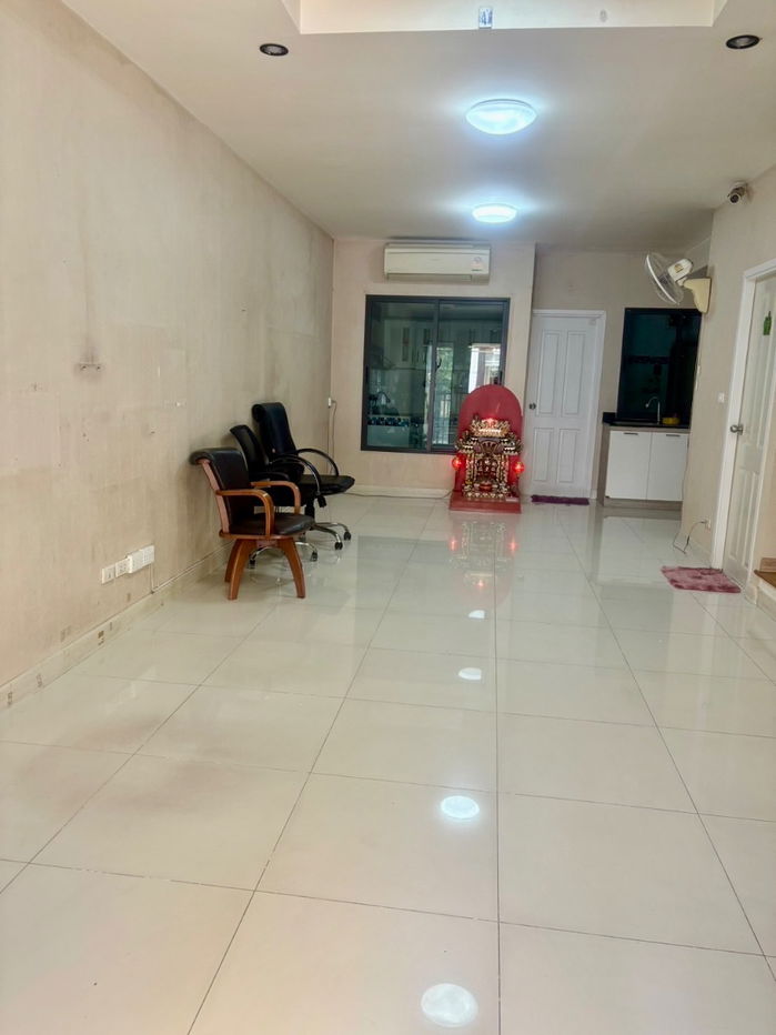 picture For Sale: 3-Storey Townhome. A versatile townhome designed for modern urban living—perfect for families or those seeking a stylish home office. - 2/20