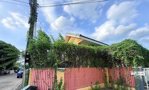  ขายบ้านแฝดชั้นครึ่งบ้านหลังมุม พร้อมเฟอร์ หมู่บ้านสินทรัพย์ 2