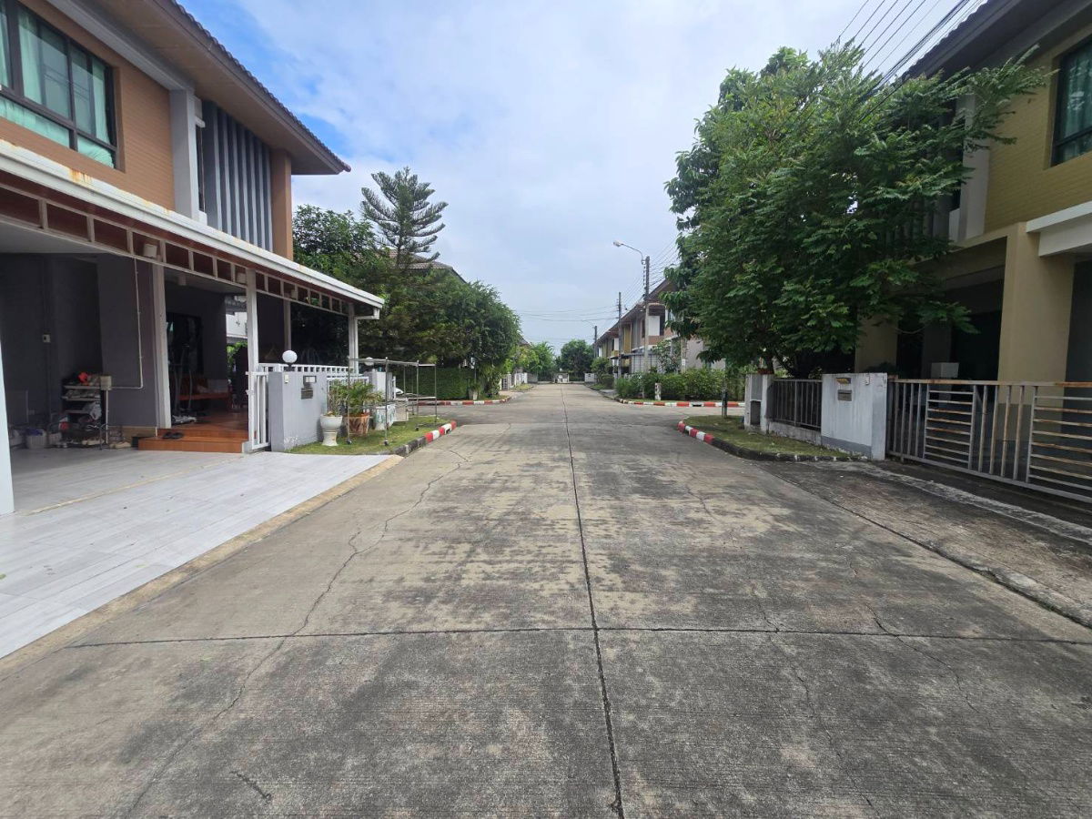 รูป บ้านแฝด ตกแต่งรีโนเวทใหม่ ทำเลดี กว้างขวาง พร้อมเฟอร์ฯสวยๆ หมู่บ้าน พร้อมพัฒน์ไพร์ม ซ.25 ถนนปัญญาเนเชอรัลปาร์ค ปัญญาอินทรา คลองสามวา - รูปที่ 11/44