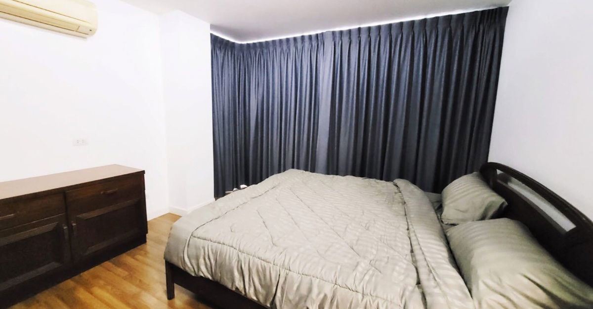 picture The Clover Thonglor - 1/7