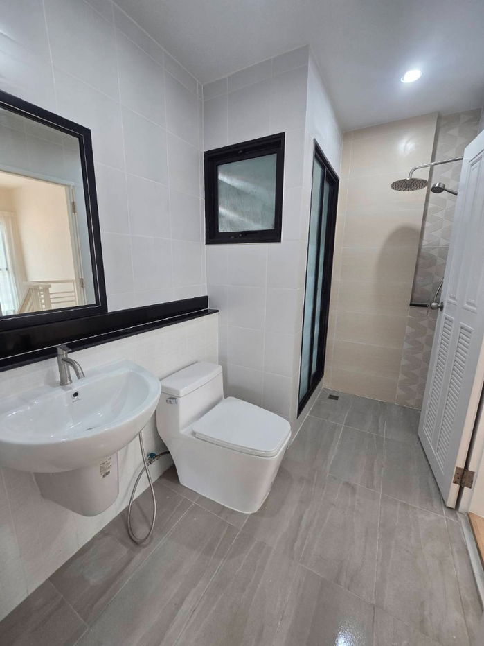 รูป บ้านแฝด ตกแต่งรีโนเวทใหม่ ทำเลดี กว้างขวาง พร้อมเฟอร์ฯสวยๆ หมู่บ้าน พร้อมพัฒน์ไพร์ม ซ.25 ถนนปัญญาเนเชอรัลปาร์ค ปัญญาอินทรา คลองสามวา - รูปที่ 34/44