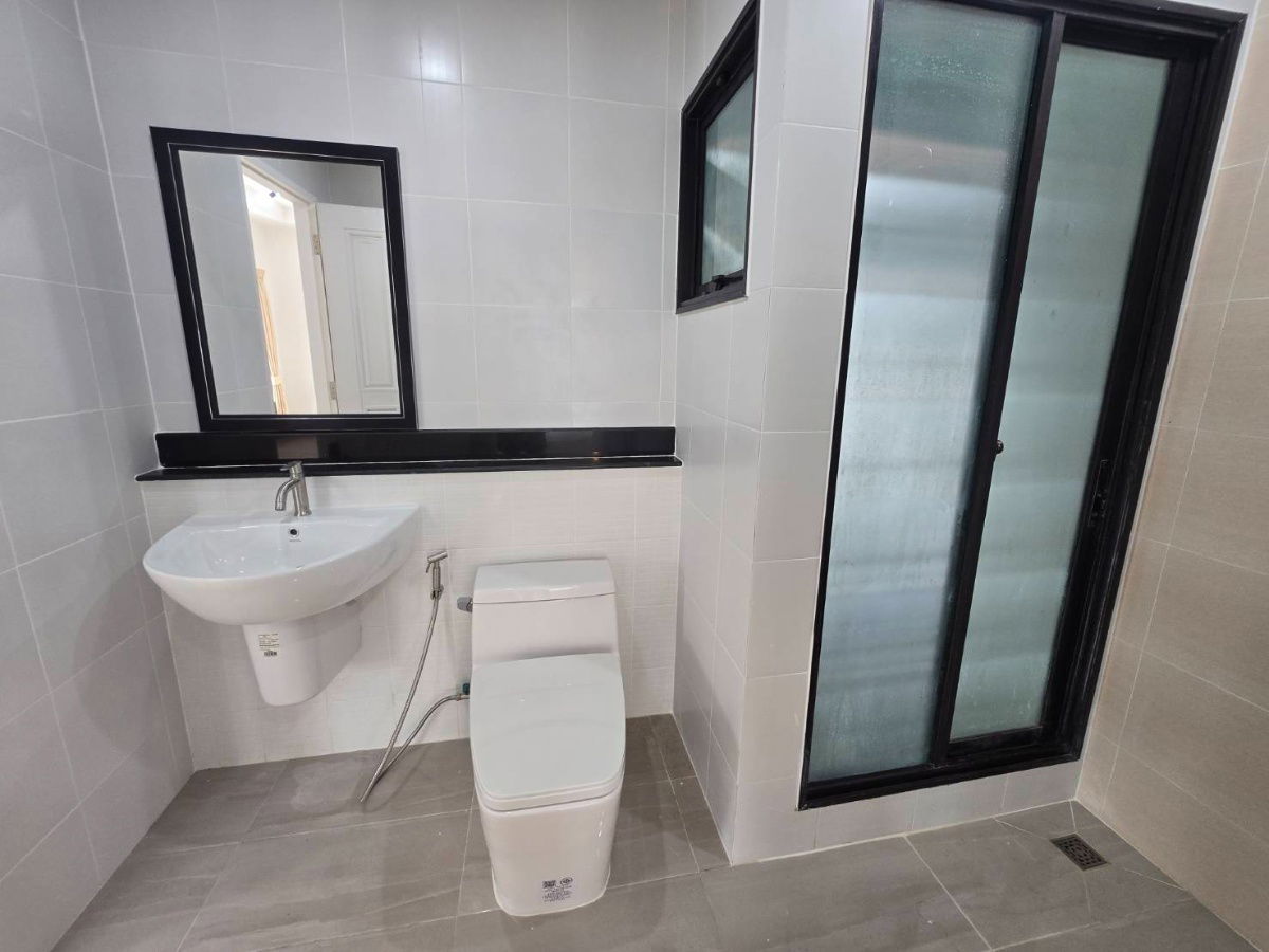 รูป บ้านแฝด ตกแต่งรีโนเวทใหม่ ทำเลดี กว้างขวาง พร้อมเฟอร์ฯสวยๆ หมู่บ้าน พร้อมพัฒน์ไพร์ม ซ.25 ถนนปัญญาเนเชอรัลปาร์ค ปัญญาอินทรา คลองสามวา - รูปที่ 36/44