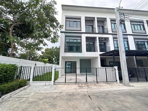 ให้เช่าทาวน์เฮาส์ 3 ชั้น บ้านลุมพินี ทาวน์เพลส สุขุมวิท-ศรีนครินทร์ 3 ห้องนอน 3 ห้องน้ำ