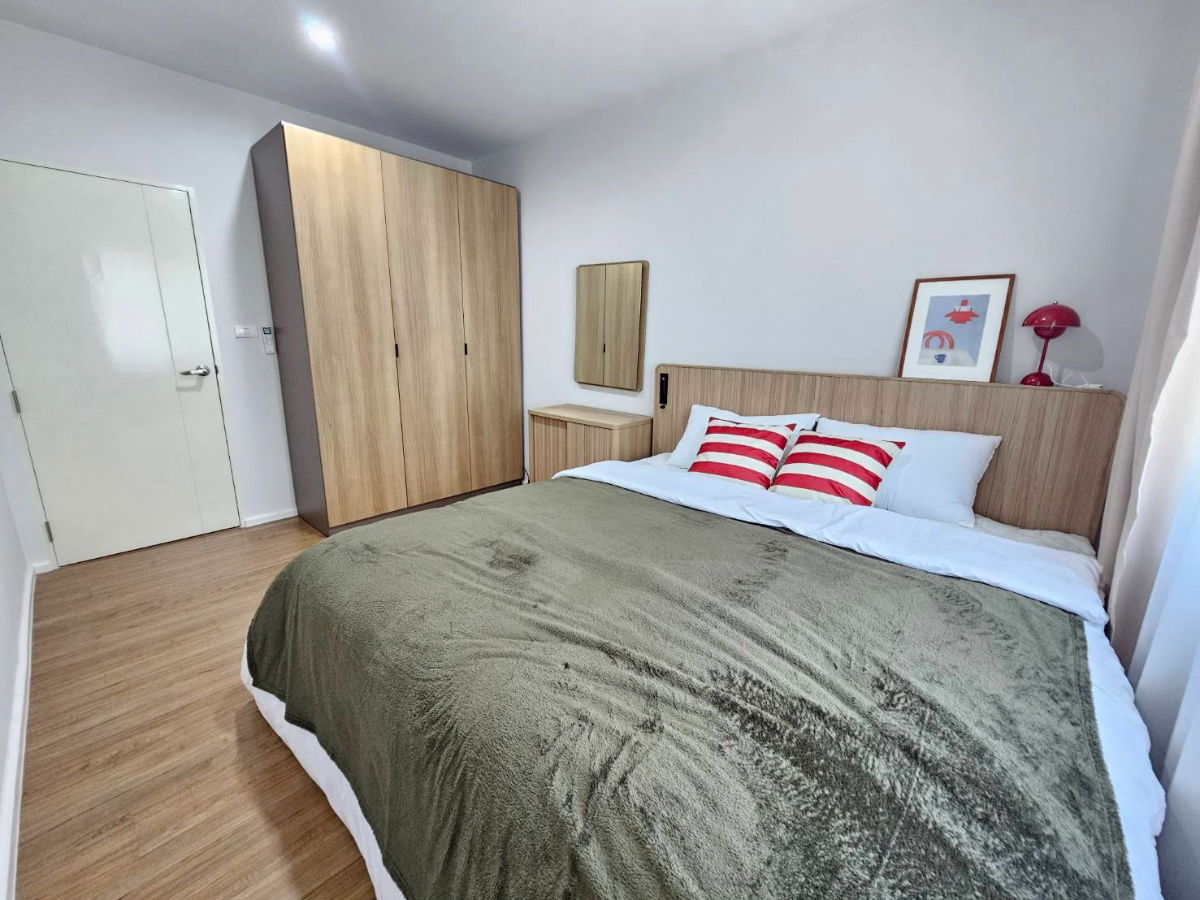 picture [Rent] 3-story townhome, Baan Klang Muang, Rama 9 - Krungthep Kreetha, convenient travel, the road in front of the house is very wide. - 10/16