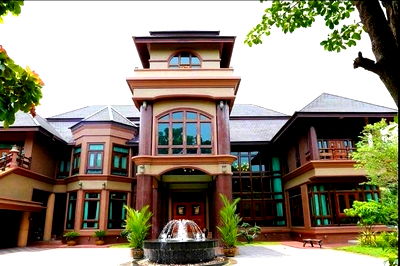 บ้านเดี่ยว ม.เกษตรศาสตร์ ศรีราชา : ขายคฤหาสหรู ในเมืองศรีราชา ตกแต่งเฟอร์นิเจอร์ด้วยไม้สัก และ ไม้มะค่าทั้งหลัง 