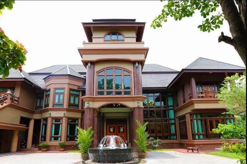 รูป ขายคฤหาสหรู ในเมืองศรีราชา ตกแต่งเฟอร์นิเจอร์ด้วยไม้สัก และ ไม้มะค่าทั้งหลัง - รูปที่ 1/20