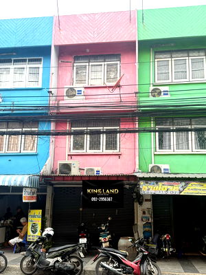 เช่าอาคารพาณิชย์ ปุณณวิถี 19 :  🏢 ให้เช่าตึกแถว 3 ชั้น ติดถนนหลักรถผ่านเยอะมากๆ สุขุมวิท 101/1 มี 2 ห้องนอน 2 ห้องน้ำ ทำเลดี เดินทางสะดวก ใกล้รถไฟฟ้าสองสาย 