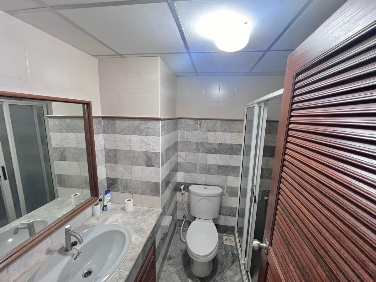 picture ✨ TH0017 | For Rent : Silom Suite 💰 Rental fee: 20,000 THB/month 🚝 1-minute walk to BTS Saint Louis - 7/12