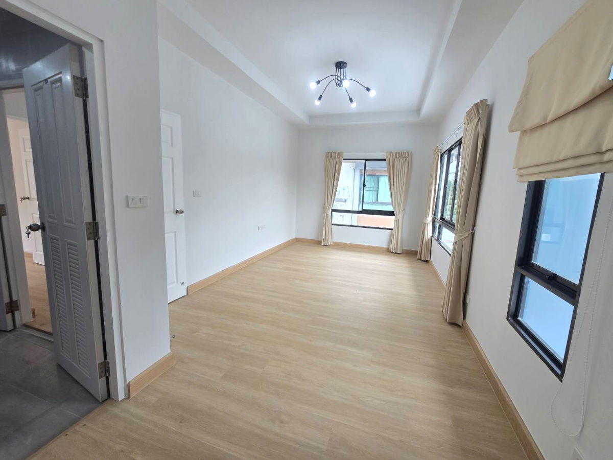 รูป บ้านแฝด ตกแต่งรีโนเวทใหม่ ทำเลดี กว้างขวาง พร้อมเฟอร์ฯสวยๆ หมู่บ้าน พร้อมพัฒน์ไพร์ม ซ.25 ถนนปัญญาเนเชอรัลปาร์ค ปัญญาอินทรา คลองสามวา - รูปที่ 35/44