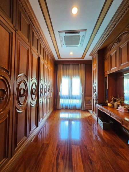 รูป ขายคฤหาสหรู ในเมืองศรีราชา ตกแต่งเฟอร์นิเจอร์ด้วยไม้สัก และ ไม้มะค่าทั้งหลัง - รูปที่ 17/20