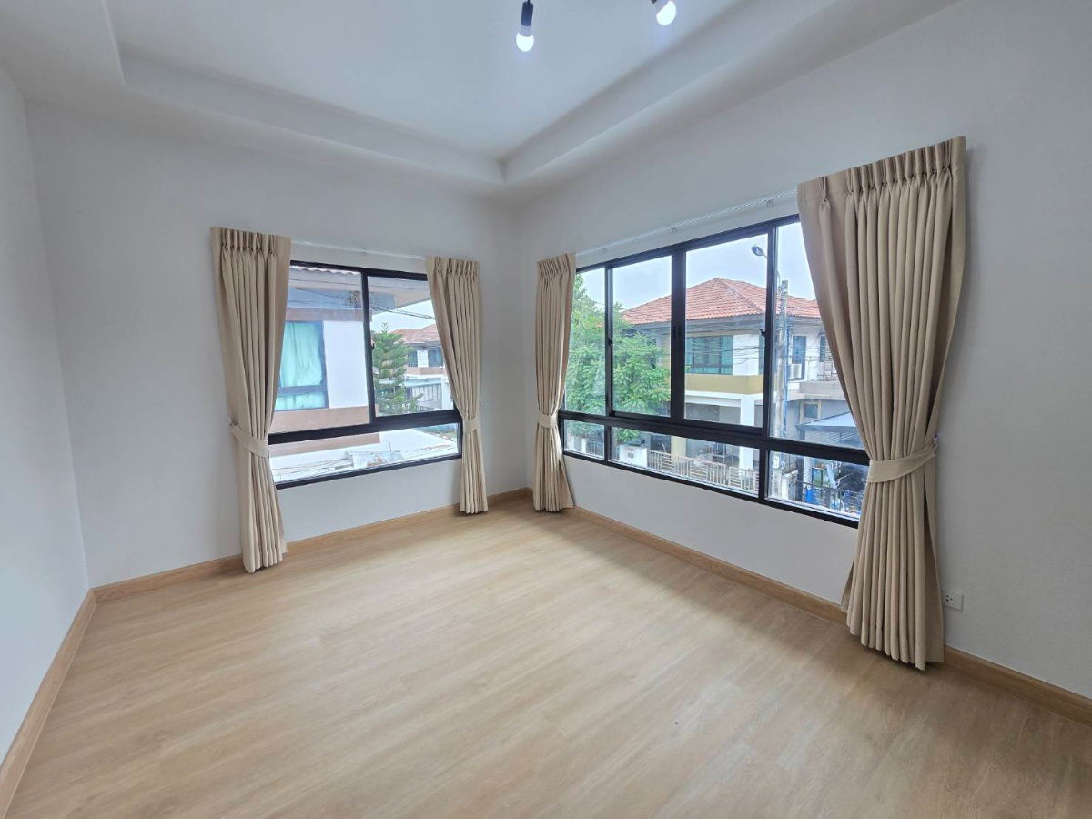 รูป บ้านแฝด ตกแต่งรีโนเวทใหม่ ทำเลดี กว้างขวาง พร้อมเฟอร์ฯสวยๆ หมู่บ้าน พร้อมพัฒน์ไพร์ม ซ.25 ถนนปัญญาเนเชอรัลปาร์ค ปัญญาอินทรา คลองสามวา - รูปที่ 32/44